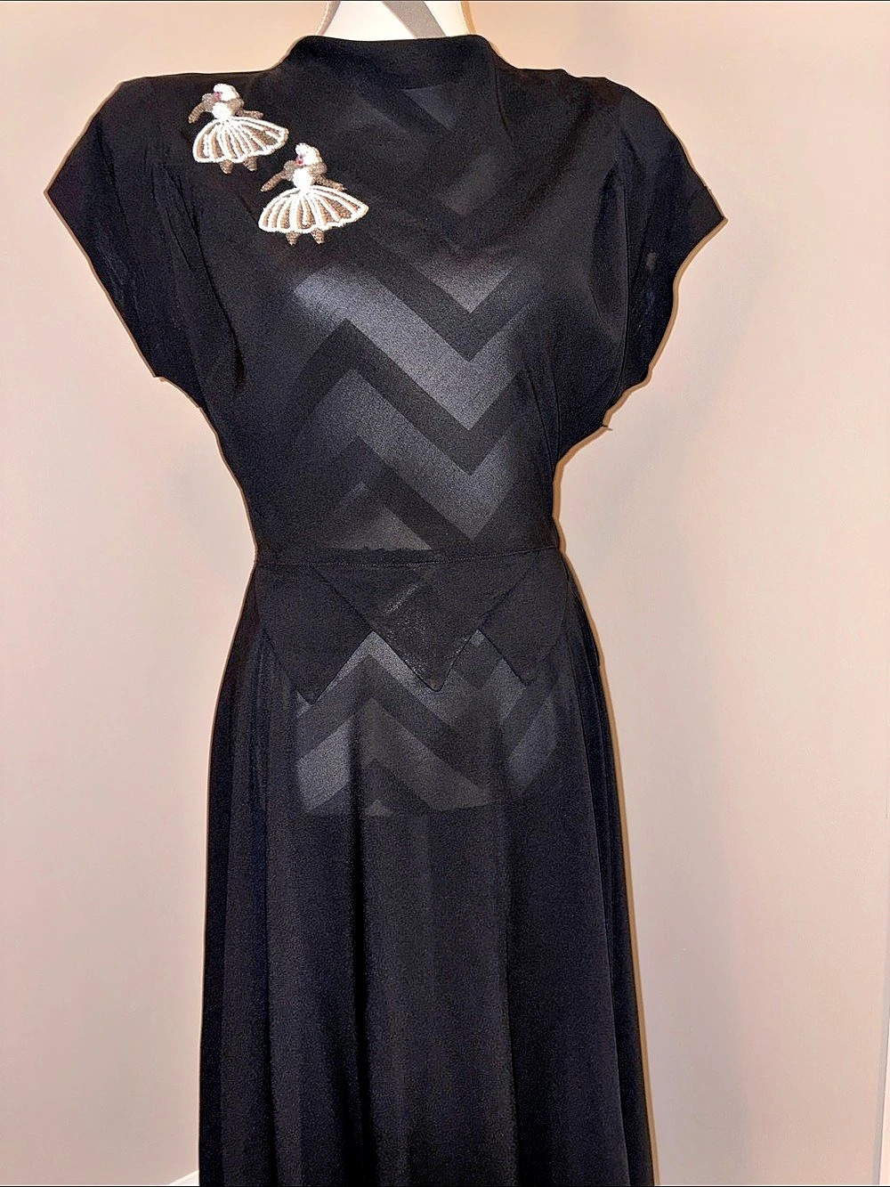 Rare 1940’s black rayon dancing dress. No label, size 4 - Picture 2 of 11